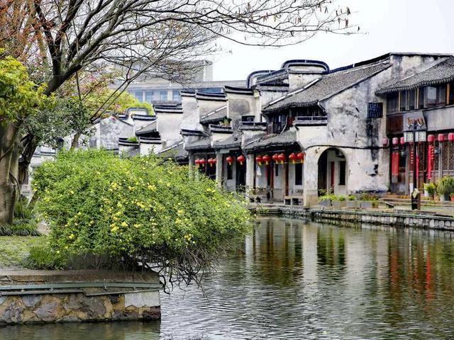 有惊无险！滑雪时遭后方“小土豆”穿裆过人，男子一下子懵了